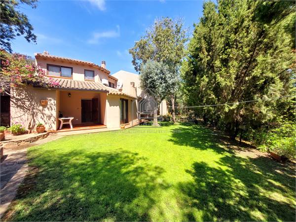 Chia, splendida bifamiliare con giardino