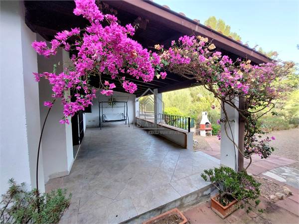 Salmagi-Gebiet, Villa umgeben von viel Grün