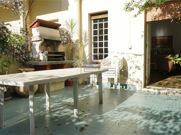 Zweistöckige Villa mit Terrasse und Garten